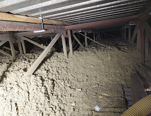 Zateplení stropu dílny pomocí foukané izolace